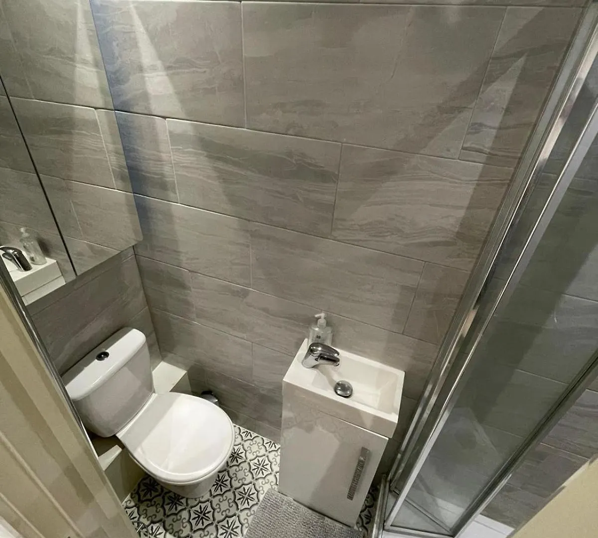 Гостевой дом Cozy En-Suite Near Stratford Лондон